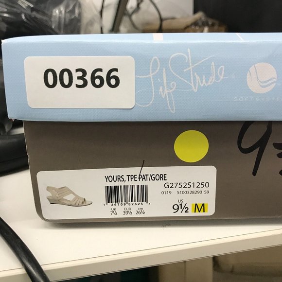 LIFE STRIDE Sandals Womens 9.5M YOURS Taupe Tan Beige Wedge‎ Flats Soft System - Picture 7 of 7